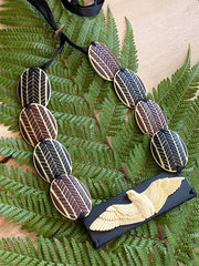 Inspired by the need for change, to be fearless, versatile and adaptable like the kārearea Statement kārearea center stage teamed up with a mix of the brown and black weave pattern beads.  Proudly handcrafted 3-dimensional NZ artworks handwoven with double-sided silk satin ribbon finished with an adjustable toggle.