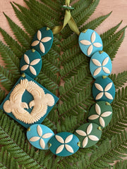 A standout piece, handcrafted 3-dimensional Kea (feature bead) woven together with double-sided silk ribbon and finished with an adjustable toggle. The two birds together represent life and the universe being sacred and divine. It represents the infinite nature and energy we bring into our daily lives.