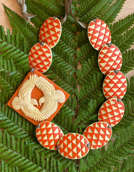 Ultimate survivor of NZ's harsh mountain area's the Kea is a smart and curious bird. A true problem solver and hunter-gatherer this bird can certainly outsmart you to get what it wants.   A standout piece, handcrafted 3-dimensional Kea (feature bead) woven together with double-sided silk ribbon and finished with an adjustable toggle. The two birds together represent life and the universe being sacred and divine. It represents the infinite nature and energy we bring into our daily lives. 